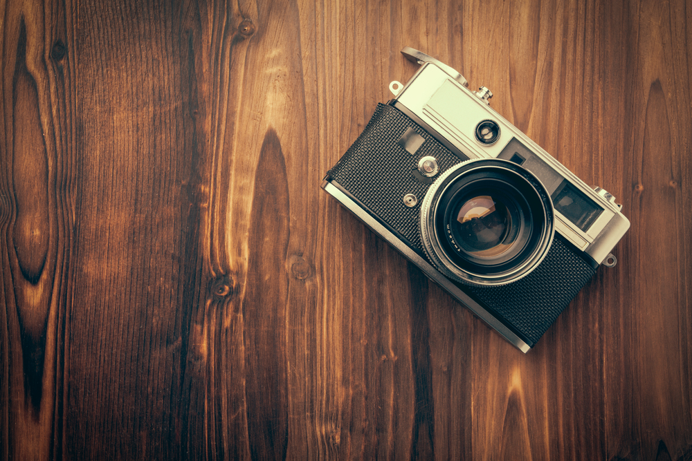 vintage,camera,on,wooden,background